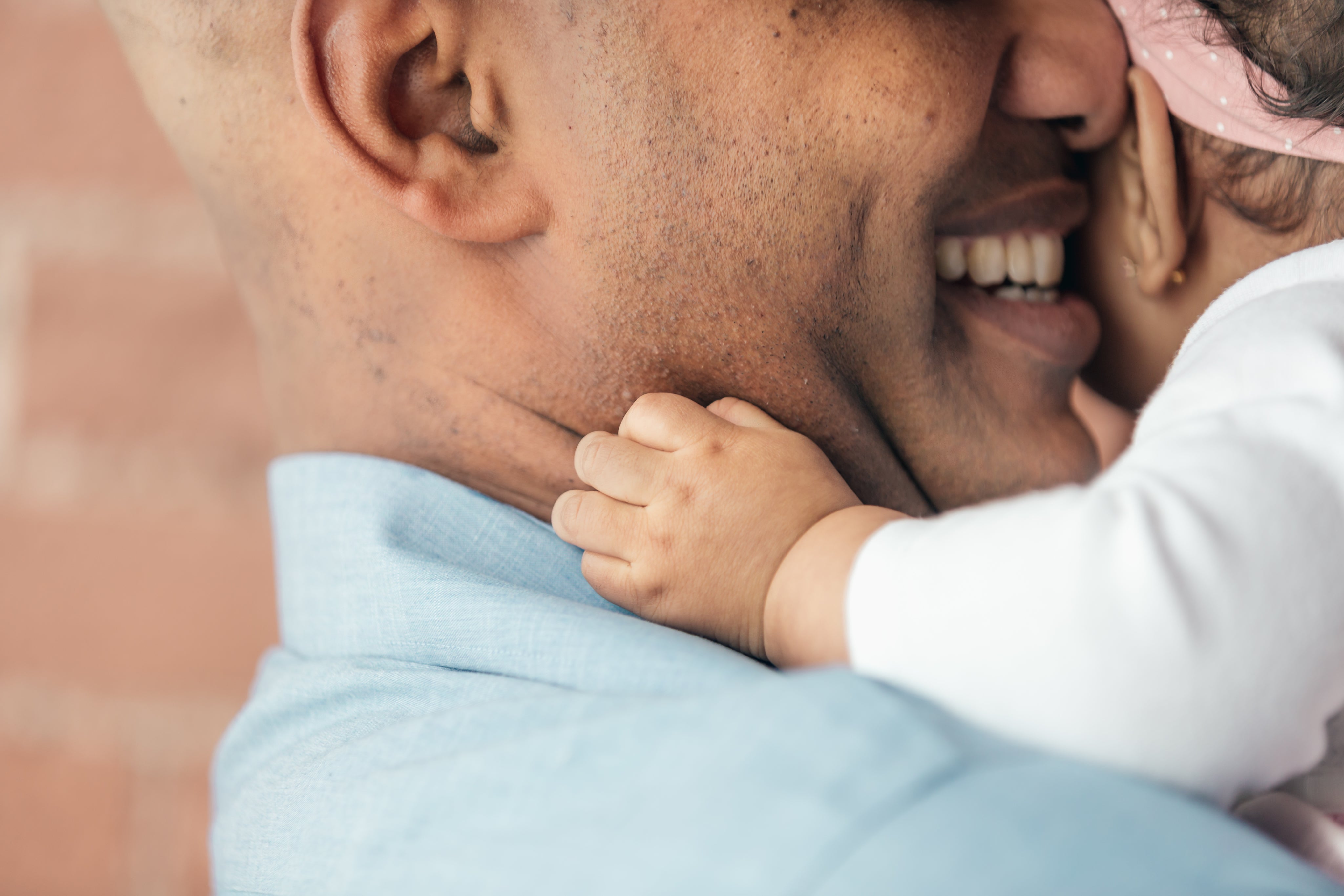 files/baby-girls-hands-hugging-father.jpg